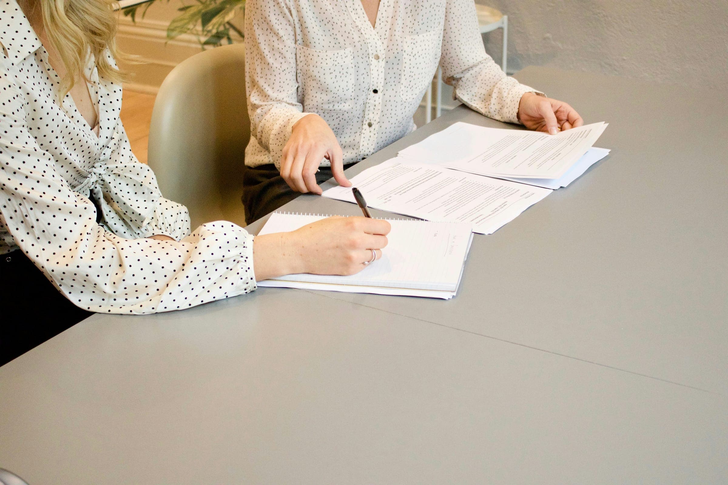 Jurist beoordeelt een contract